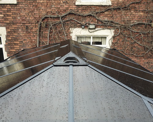 Detail střechy zahradního altánu