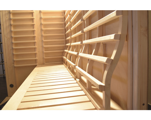 Interiér sauny s dřevěnými lavicemi a žebřinami