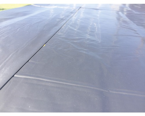 Detailní pohled na černou jezírkovou fólii pro stavbu jezírka