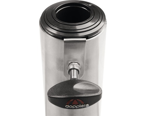 Detailní pohled na nerezový stojan na slunečník s aretačním šroubem a logem Doppler.