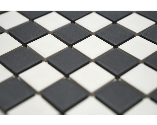 Detailní záběr na mozaikové dlaždice ve čtvercovém tvaru