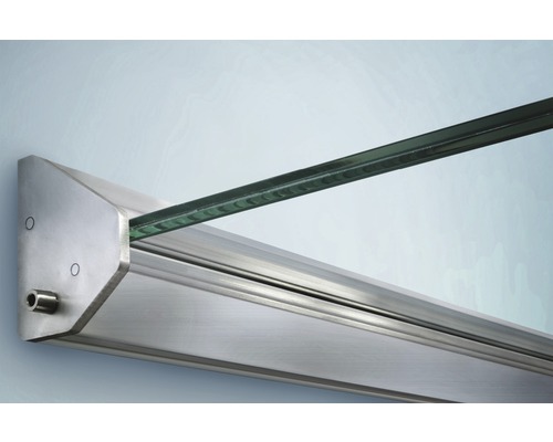 Detailní záběr skleněné stříšky s kovovým držákem