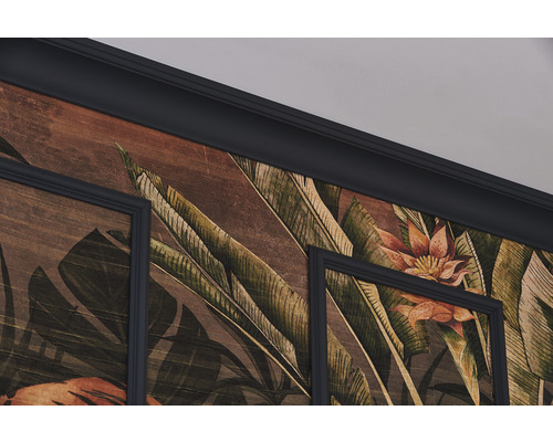 Detailní záběr květinové vzorované tapety s ozdobnými lištami