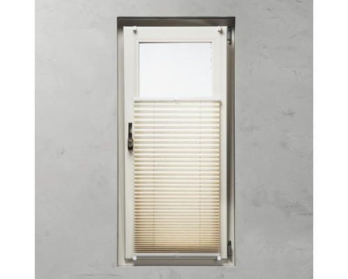 Béžová plisovaná žaluzie na okně pro soukromí a ochranu proti slunci