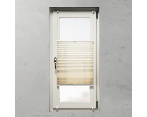 Okno s plisovanou roletou pro stínění a soukromí