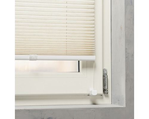 Okno s plisovanou roletou pro regulaci světla a soukromí.