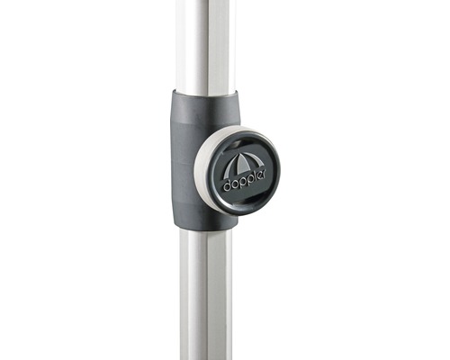 Logo Doppler na podstavci slunečníku