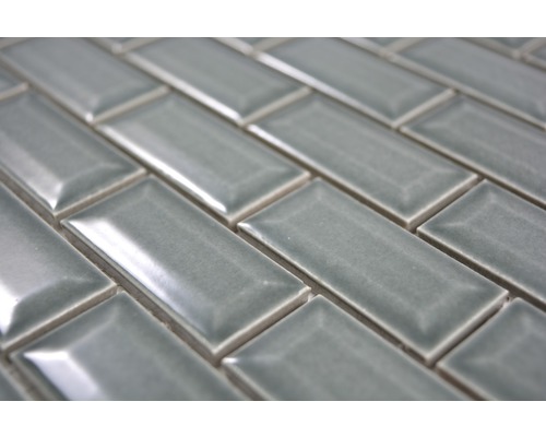 Detailní záběr obdélníkových dlaždic položených do vzoru rybí kosti