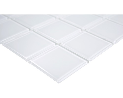 Detailní záběr bílých skleněných mozaikových dlaždic