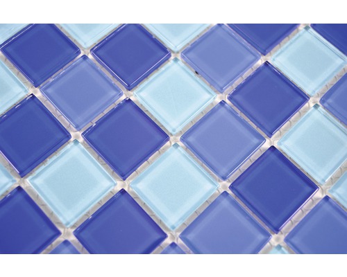 Detail čtvercových skleněných mozaikových dlaždic