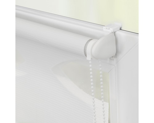 Detailní pohled na bílou okenní žaluzii s řetízkovým ovládáním