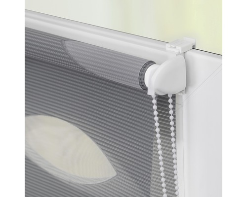 Šedá dvojitá roleta s řetízkovým ovládáním a vzorem listů na okně