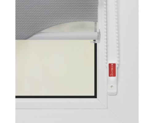 Detailní pohled na roletu na okně