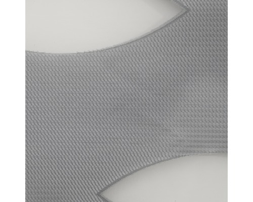 Detail šedého, průhledného látkového panelu s tkanou texturou