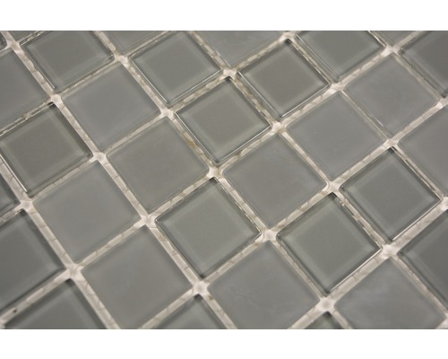 Detail čtvercových skleněných mozaikových dlaždic