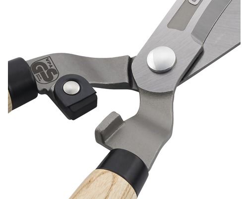 Detailní záběr nůžek na živý plot se značkou GS pro testovanou bezpečnost