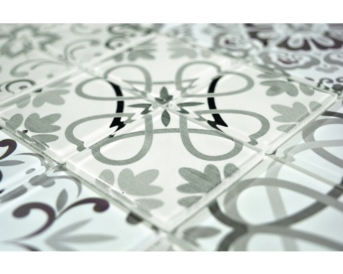 Detail dekorativních, vzorovaných skleněných mozaikových dlaždic