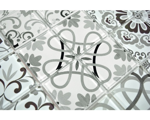 Mozaiková dlaždice s květinovým vzorem