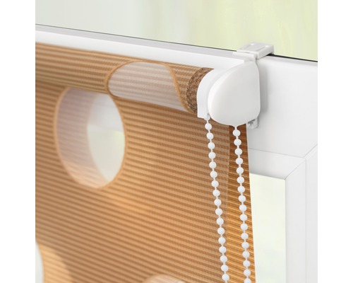 Roleta s proužkovaným vzorem a kruhy na okně