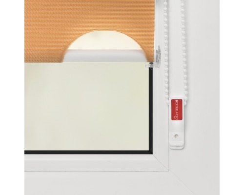 Detailní pohled na okno s roletou a řetízkovým ovládáním