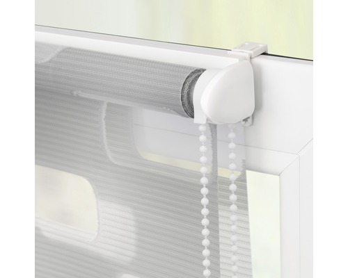 Roleta s korálkovým řetízkem na okně