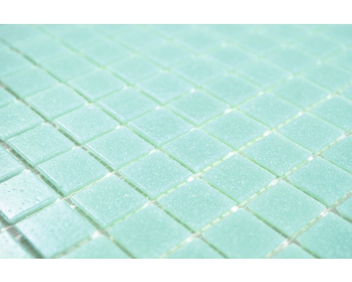 Detailní pohled na malé čtvercové skleněné mozaikové dlaždice