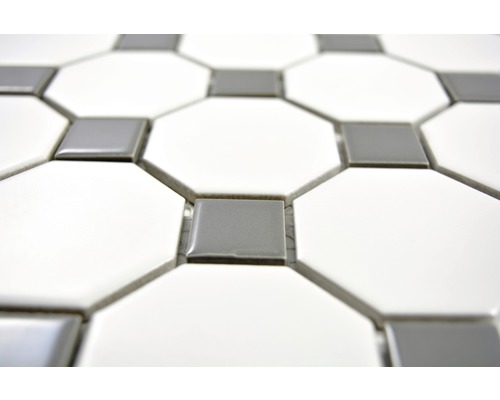 Detail bílých osmiúhelníkových a šedých čtvercových podlahových dlaždic