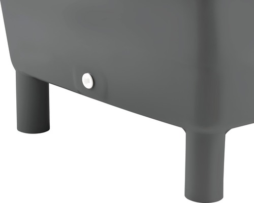 Detailní pohled na květináč s nožičkami a odtokem vody