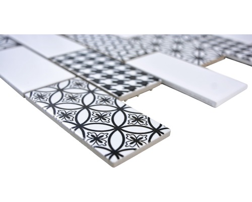 Vzor z bílých mozaikových dlaždic a mozaikových dlaždic s černobílým vzorem