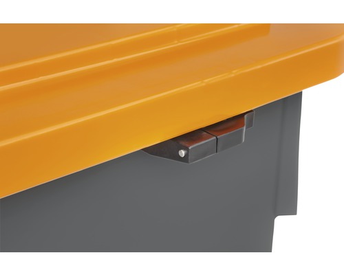 Detailní pohled na zámek víka úložného boxu.