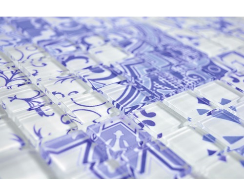 Detailní pohled na mozaikové dlaždice se vzorem