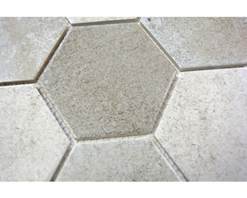 Detailní záběr šestihranných podlahových dlaždic.