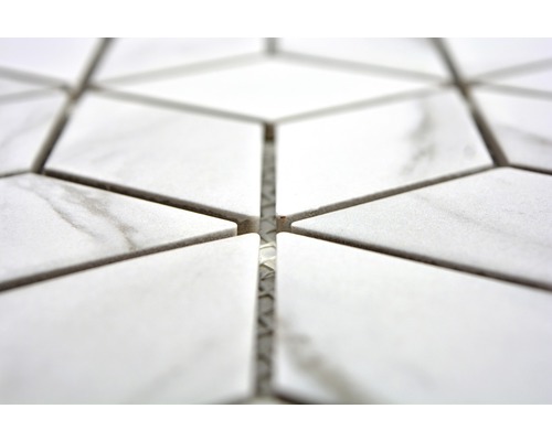 Detail bílých mozaikových dlaždic ve tvaru kosočtverce.