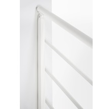 Detail bílého zábradlí na zdi