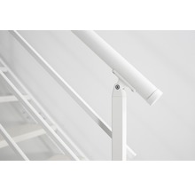 Detailní pohled na kovové schodišťové zábradlí
