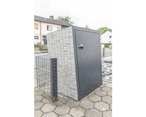 Šedý box na popelnice s dvířky a cihlovým vzorem