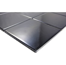 Detailní pohled na čtvercové keramické dlaždice