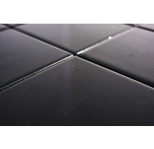 Detailní záběr černých dlaždic se spárami