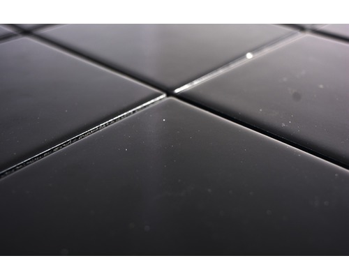 Detailní záběr černých dlaždic se spárami