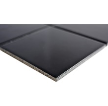 Detailní záběr černé lesklé keramické dlaždice
