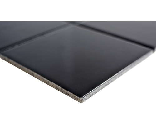 Detailní záběr černé lesklé keramické dlaždice