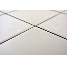 Detail záběru položených čtvercových dlaždic