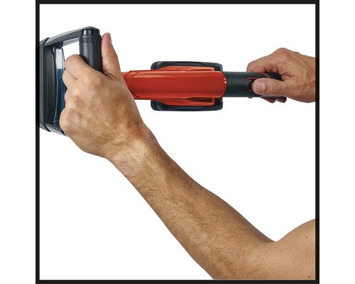 Osoba demonstruje ovládání elektrického nářadí