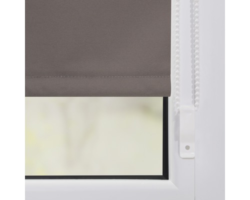Šedá roleta v okně s řetízkovým ovládáním
