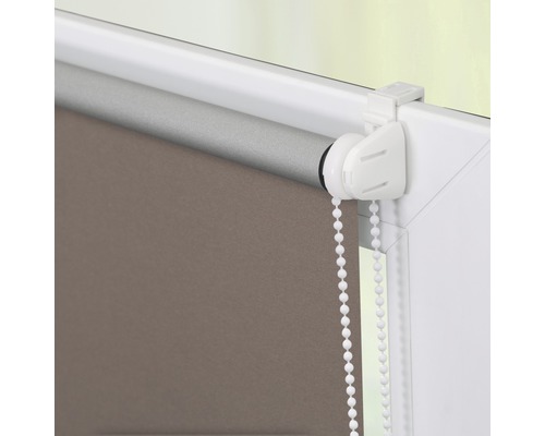 Detailní pohled na roletu s řetízkovým ovládáním na okenním rámu