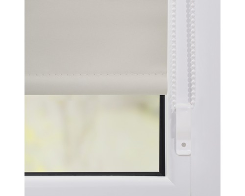 Částečně spuštěné okenní rolety s řetízkovým mechanismem