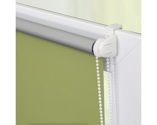 Detail zelené okenní rolety s řetízkovým ovládáním