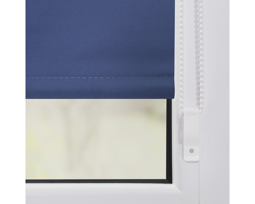 Modrá roleta na okně s řetízkovým ovládáním