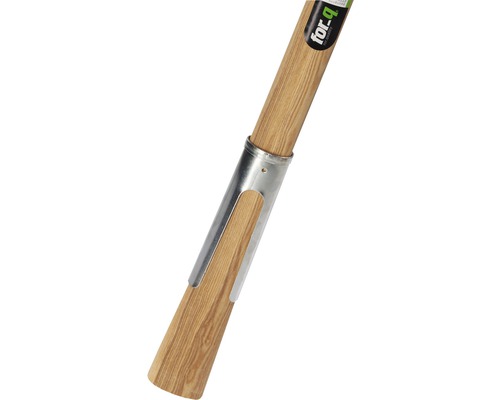 Detailní pohled na dřevěnou násadu s kovovou objímkou