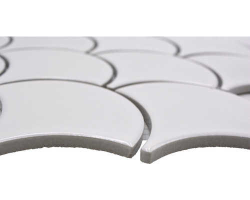 Bílé keramické mozaikové dlaždice ve tvaru vějíře